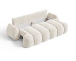 Das Sofa STONE im Stoff Vibe 03  mit geöffnetem Bettkasten, der großzügigen Stauraum für Kissen und Decken bietet.