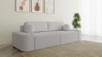 Schräge Ansicht des Sofas OVAL im Farbton Arena 15, stilvoll arrangiert und harmonisch integriert in eine moderne Wohnumgebung.