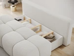 Das Sofa im Stoff Royal 01 mit geöffnetem Bettkasten, der großzügigen und praktischen Stauraum für Kissen und Decken bietet.