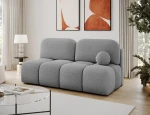 Schräge Ansicht des modernen Sofas im Farbton Royal 04, stilvoll arrangiert und harmonisch integriert in eine moderne Wohnumgebung.