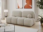 Schräge Ansicht des modernen Sofas im Farbton Royal 18, stilvoll arrangiert und harmonisch integriert in eine moderne Wohnumgebung.