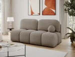 Schräge Ansicht des modernen Sofas im Farbton Royal 20, stilvoll arrangiert und harmonisch integriert in eine moderne Wohnumgebung.