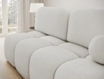 Detailansicht des Sofas im Stoff Royal 01, die die sorgfältige Verarbeitung, die Nähte und die hohe Qualität des Möbels unterstreicht.