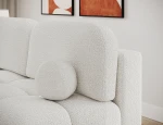 Nahaufnahme der Polsterung des Sofas, welche die samtige Textur und den eleganten Farbton des Stoffes Royal 01 im Detail präsentiert.