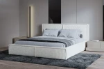 Schräge Ansicht des Polsterbettes im edlen Stoff Poso 38, stilvoll arrangiert und harmonisch integriert in ein gemütliches Schlafzimmer.