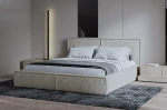 Schräge Ansicht des Polsterbettes im edlen Stoff Poso 105, stilvoll arrangiert und harmonisch integriert in ein gemütliches Schlafzimmer.