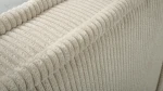 Nahaufnahme der hochwertigen Polsterung, welche die feine Textur und den eleganten Farbton des Stoffes Poso 02 im Detail präsentiert.