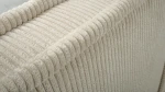 Nahaufnahme der hochwertigen Polsterung, welche die feine Textur und den eleganten Farbton des Stoffes Poso 02 im Detail präsentiert.
