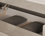 Das Bett mit hochgeklapptem Lattenrost, das einen geräumigen Bettkasten für praktischen Stauraum zeigt.