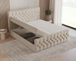 Das Bett mit hochgeklapptem Lattenrost, das einen geräumigen Bettkasten für praktischen Stauraum zeigt.