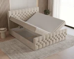 Das Bett mit hochgeklapptem Lattenrost, das einen geräumigen Bettkasten für praktischen Stauraum zeigt.
