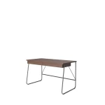 Schräge Ansicht des eleganten Schreibtischs aus Holz mit schlankem Metallgestell und zwei praktischen Schubladen, sauber freigestellt auf weißem Hintergrund.