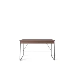 Frontale Ansicht des minimalistischen Schreibtischs in Holzoptik mit stabilem Metallgestell und integrierten Schubladen, freigestellt auf weißem Hintergrund.