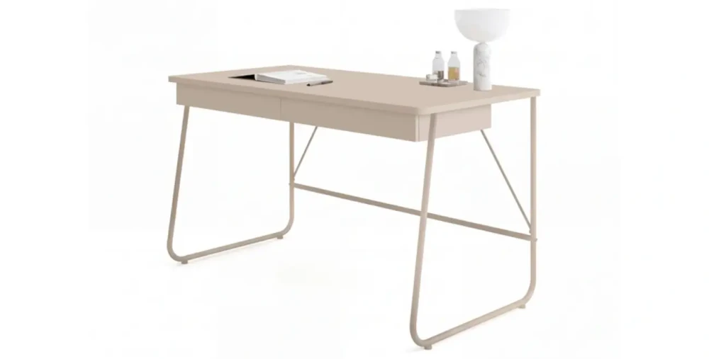 Nahaufnahme des modernen Schreibtischs in Beige mit dunklem Metallgestell und Schubladen, dekoriert mit einer Tischlampe und Bürozubehör.