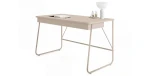Nahaufnahme des modernen Schreibtischs in Beige mit dunklem Metallgestell und Schubladen, dekoriert mit einer Tischlampe und Bürozubehör.