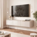 Hängendes TV-Lowboard Zalia Kaschmir mit glatter Front und Goldleiste in einem eleganten Wohnzimmer.