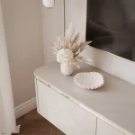 Elegante glatte Oberfläche und goldener Akzent des hängenden TV-Lowboards Zalia Kaschmir.