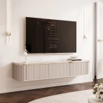 Hängendes TV-Lowboard Zalia Kaschmir mit geriffelter Front und Goldleiste in einem eleganten Wohnzimmer.