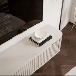 Nahtlose Deckplatte des TV-Lowboards Zalia Kaschmir mit goldenem Akzent und Dekoration.