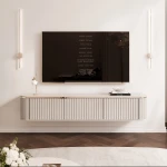 Frontansicht des hängenden TV-Boards Zalia Kaschmir mit Rillenoptik unter einem montierten Fernseher.