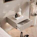 Geöffnete Schublade des Hänge-Nachttisches EVO Kaschmir, Push-to-Open-System und kugelgelagerte Schienen sichtbar.