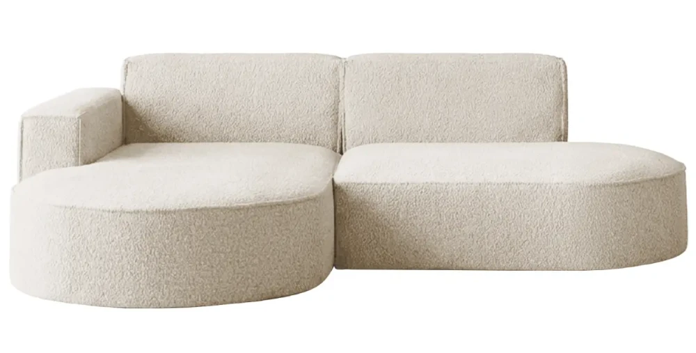 Frontale Ansicht des asymmetrischen Ecksofas Prima Studio in einem hellen Farbton mit linksseitiger Ottomane, sauber freigestellt auf weißem Hintergrund.