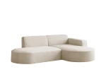 Schräge Ansicht des modernen Ecksofas Prima Studio in der hellen Farbe Creme (Quelle 02), sauber freigestellt auf weißem Hintergrund.