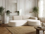 Das elegante Ecksofa Prima Studio in Creme mit Bouclé-Struktur, stilvoll arrangiert in einem hellen, klassischen Wohnzimmer.