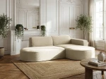 Das moderne Ecksofa Prima Studio in hellem Beige, harmonisch integriert in eine stilvolle Wohnumgebung mit klassischem Flair.
