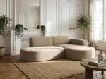 Das elegante Ecksofa Prima Studio in Dunkelbeige, perfekt in Szene gesetzt auf einem Juteteppich in einem gemütlichen Wohnzimmer.