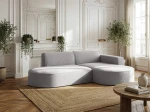 Das komfortable Ecksofa Prima Studio in Hellgrau, elegant arrangiert in einem lichtdurchfluteten, klassischen Wohnambiente.