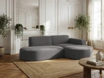 Das gemütliche Ecksofa Prima Studio in Dunkelgrau, das einen starken und eleganten Kontrast in einem hellen Wohnzimmer bietet.