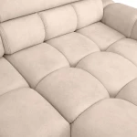 Nahaufnahme der eleganten Steppung auf der Sitzfläche des Ecksofas Aldo, die den hohen Komfort und die hochwertige Verarbeitung des Möbels zeigt.
