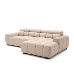 Schräge Ansicht des komfortablen Ecksofas Aldo in Beige, das die großzügige Sitzfläche und markante Steppung freigestellt auf weißem Hintergrund präsentiert.