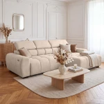 Das elegante Ecksofa Aldo im beigen Stoff Salvador 01, stilvoll arrangiert in einem hellen, modernen Wohnzimmer mit klassischen Elementen.