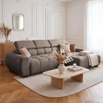 Das gemütliche Ecksofa Aldo im hellbraunen Stoff Salvador 03, harmonisch integriert in ein stilvolles und einladendes Wohnambiente.