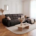 Das elegante Ecksofa Aldo im dunkelbraunen Stoff Salvador 04, stilvoll arrangiert in einem gemütlichen Wohnzimmer.