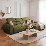 Das moderne Ecksofa Aldo im grünen Stoff Salvador 10, das einen frischen Akzent in einem hellen, klassischen Wohnambiente setzt.