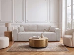 Das gemütliche Sofa Capri im cremefarbenen Cordstoff Poso 100, harmonisch integriert in ein elegantes Wohnambiente mit klassischer Wandvertäfelung.