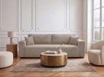 Das moderne Cordsofa Capri im warmen beigen Farbton Poso 02, perfekt in Szene gesetzt in einem stilvollen Wohnzimmer.