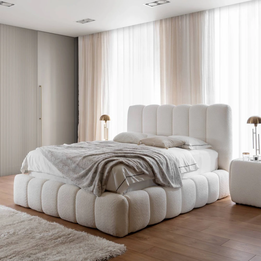 Helles-Schlafzimmer-mit-dem-gemutlichen-Teddy-Stoff-Bett-Cande-160x200