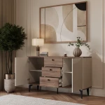 Das Sideboard ELENA mit geöffneten Schranktüren und Schubladen, welches den großzügigen Stauraum und die Einlegeböden im Innenbereich präsentiert.