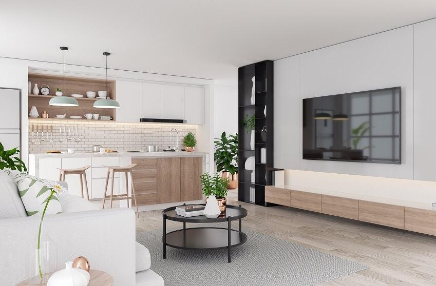 Glückliches Paar kauft entspannt Möbel über den Laptop im Online-Shop